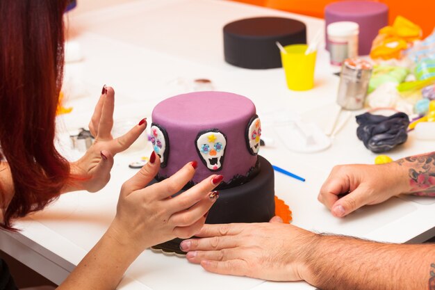 Halloween-Figuren mit Fondantpaste oder Zuckerpaste.