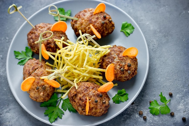 Halloween-Fleischbällchen-Mäuse kreatives und lustiges Essen für Kinder