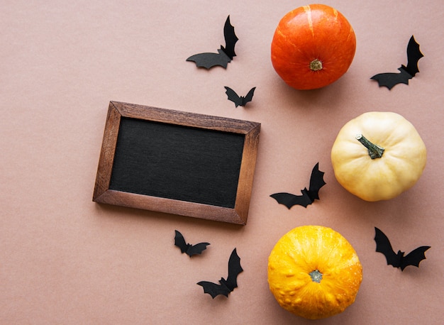 Halloween-Fliegenschläger und -kürbise mit leerer Tafel