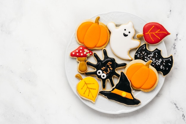 Halloween galletas de azúcar calabaza fantasmas sombrero de bruja araña en un plato