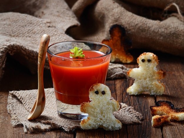 Halloween Gazpacho-Suppe und Croutons, die wie Voodoo aussehen