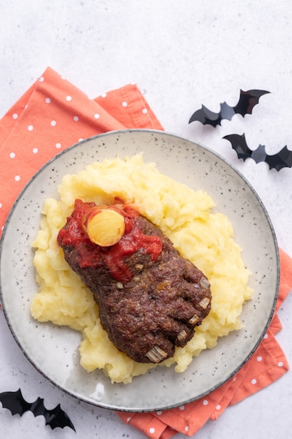 Halloween gebackener Hackbraten mit Kartoffelpüree