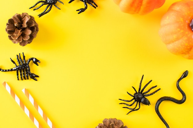 Halloween-gelber Hintergrund mit Spinnenkürbisen flachem Layout Draufsicht Kopienraum