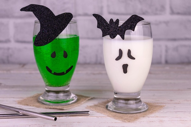 Halloween-Getränk-Idee. Freak-Monster-Cocktail. Das Gesicht des Monsters und Feuerwerk auf dem Glas.