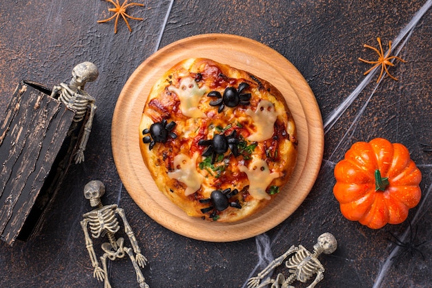 Halloween gruselige Pizza verzierte Geister