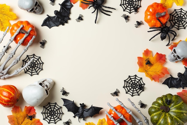 Halloween-Grußkarte mit Fledermäusen, Spinnennetz, Spinnenschädel und Kürbissen