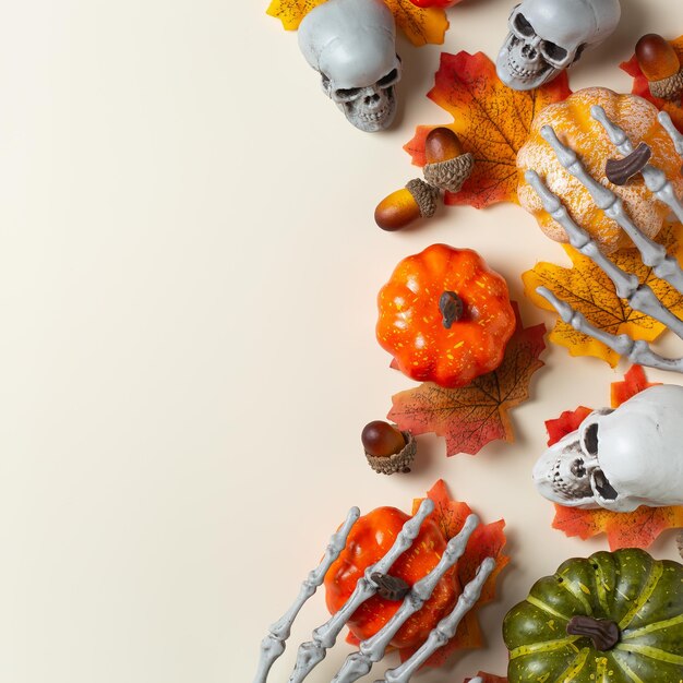 Halloween-Grußkarte mit knöchernen Händen und Blättern der Kürbisschädel