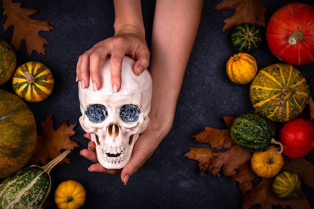 Halloween-Herbsthintergrund mit Totenkopf