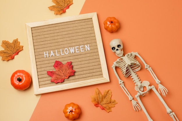 Halloween Hintergrund Letterboard mit Nachricht Halloween Orange Gefälschte Kürbisse Mapel Leaf Skeleton