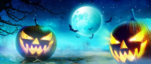 Halloween-Hintergrund mit Friedhof in einer gespenstischen Nacht.
