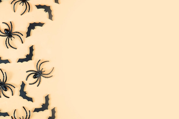 Halloween-Hintergrund mit Kürbissen, Spinnen, Fledermäusen auf orangefarbenem Hintergrund mit Platz für Text