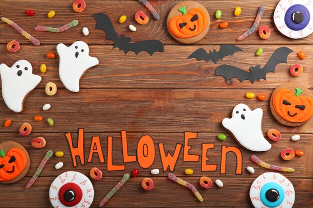 Halloween-Hintergrund mit Lebkuchen und anderen Süßigkeiten mit Platz für Text