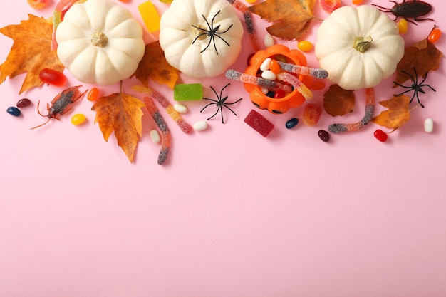 Halloween-Hintergrund mit Lebkuchen und anderen Süßigkeiten mit Platz für Text