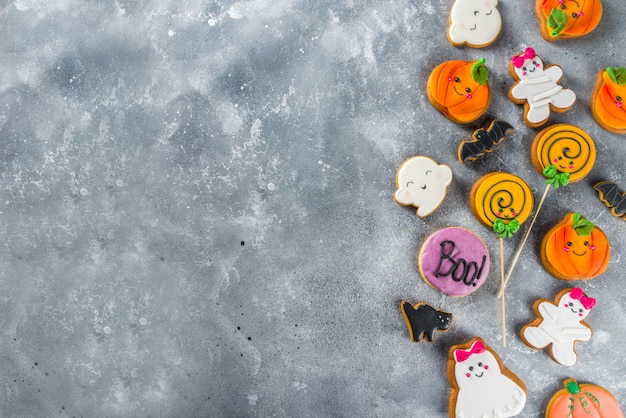 Halloween-Hintergrund mit lustigen Lebkuchen-Plätzchen