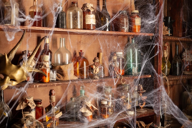 Halloween-Hintergrund Regale mit Alchemie-Werkzeugen Schädel-Spinnennetz-Flasche mit Giftkerzen Hexer-Arbeitsbereich Scarry-Raum