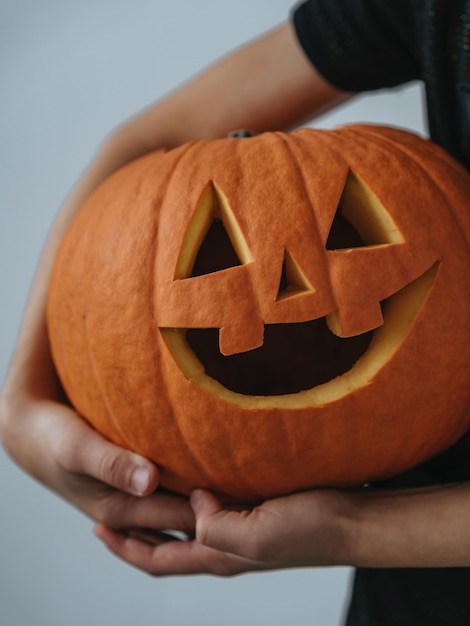 Halloween con una horrible decoración de calabaza