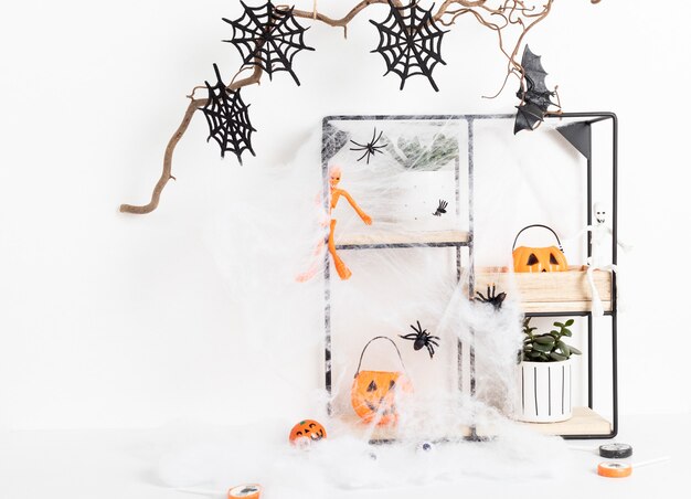 Foto halloween innendekoration mit fledermäusen, spinnennetz, schädel isoliert