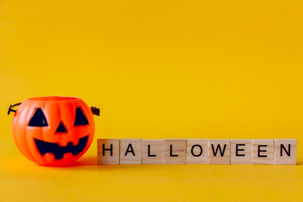 Halloween Jack o cubo de la linterna con sobre fondo amarillo