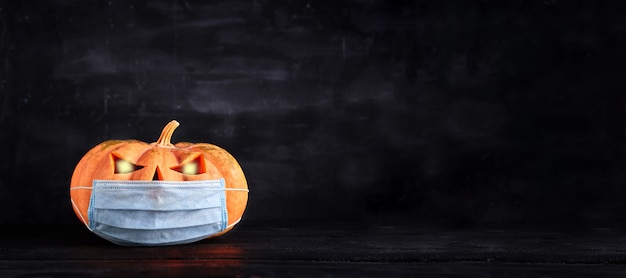 Halloween - jack-o-lantern velho em fundo escuro. Bandeira