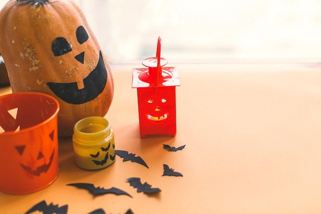 Halloween jack o lanterna vela de abóbora morcegos pretos e decorações de papel fantasma em fundo amarelo conceito de travessuras ou travessuras feliz dia das bruxas