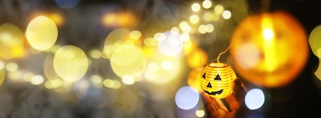 Halloween - Jack O'Laternen. Das Konzept des Lichts in der Nacht Halloween.Round Lampenform des Kürbises verwendet, um mit Bokeh zu dekorieren.