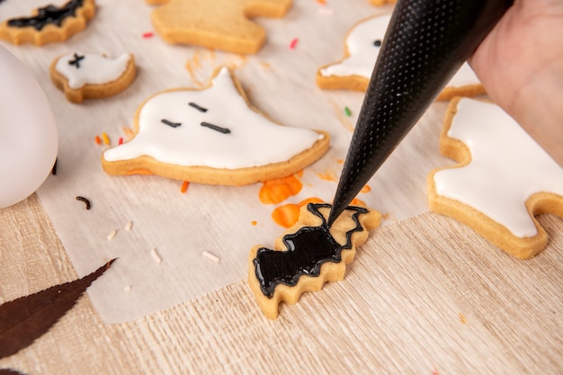 Halloween-Kekse dekorieren