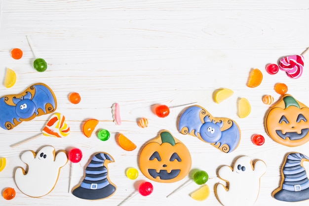 Foto halloween-kekse zwischen herzchen