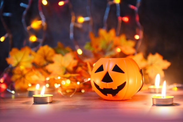 Halloween-Kerzenlichtorange verzierte Feiertage festlich, lustige Laternenkürbis-Halloween-Dekorationen der Gesichter Steckfassung O für Parteizubehörgegenstand mit Kerzenlicht bokeh