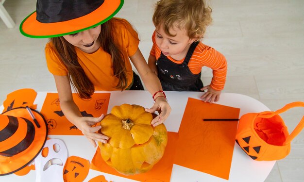 Foto halloween-kinderheim-feiertagsfreude selektiver fokus kinder