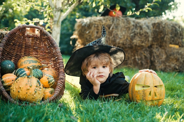 Halloween kleiner Junge im Skelettkostüm, der im Herbstpark spielt lustiger kleiner Junge, nur Spaß ist in meinem Kopf