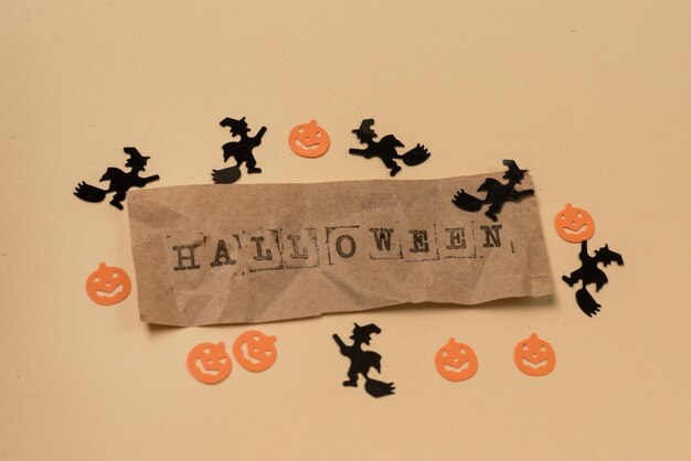 Halloween-Komposition Inschrift Halloween auf Bastelpapier