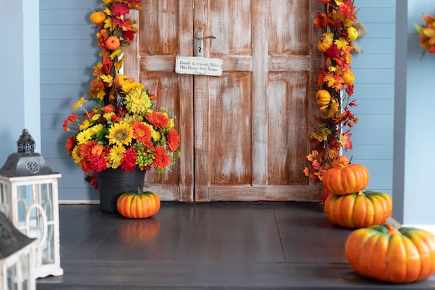 Halloween-Kompositionsdesignhaus mit gelben Herbstblättern und Blumen