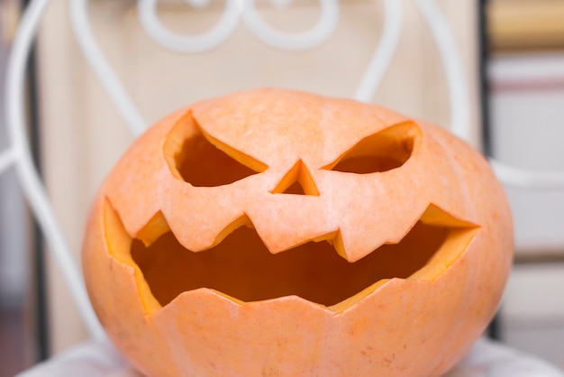 Foto halloween-konzept mit gruseligem kürbis