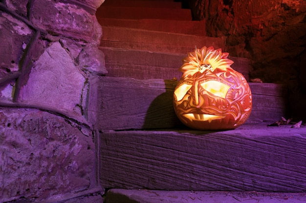 Halloween-Kürbis auf der Treppe