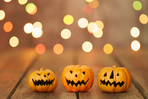 Halloween-Kürbis auf einem bokeh beleuchtet Hintergrund