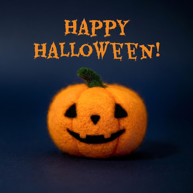Halloween-Kürbis auf einem dunkelblauen Hintergrund mit Text Happy Halloween