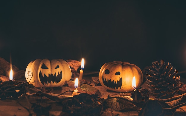 Foto halloween-kürbis auf hölzerner planke mit kerzenlicht.