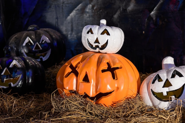 Halloween-Kürbis auf Stroh trocknen nachts.