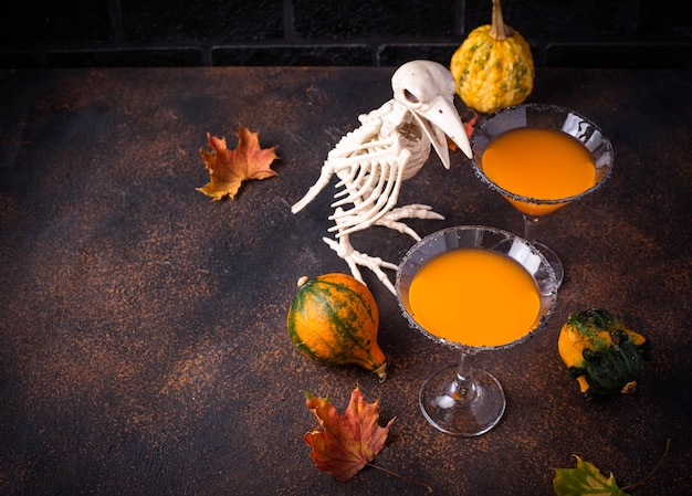 Halloween Kürbis Martini Cocktail. Für Party trinken