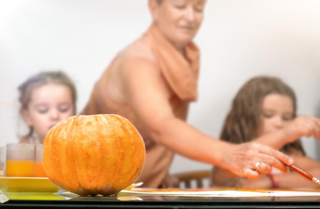 Halloween-Kürbis mit Familienzeichnung