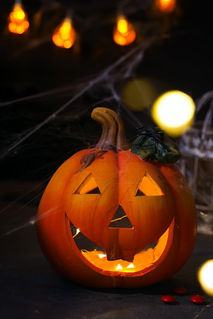 Halloween-Kürbis mit furchtsamem auf dem Fenster nachts