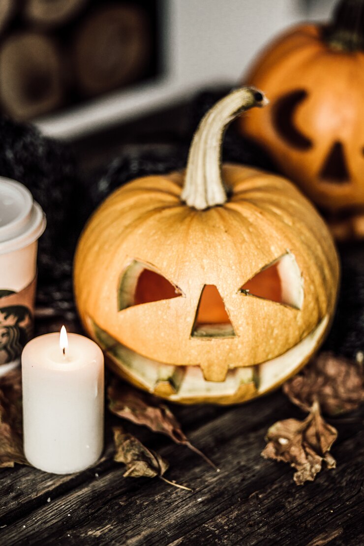 Foto halloween kürbis mit kerze auf holz.