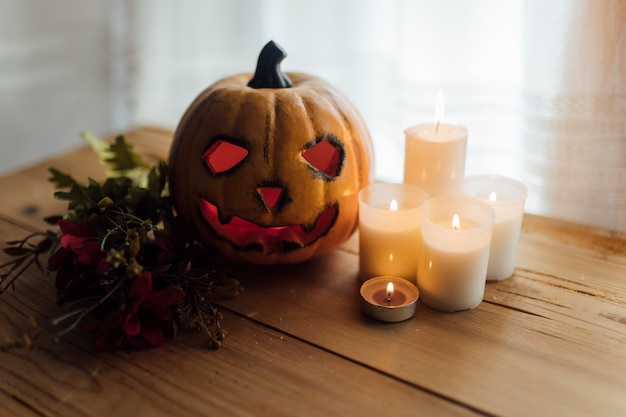 Foto halloween kürbis mit kerzen und blumen