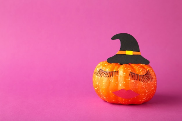 Halloween-Kürbis mit Make-up. Minimaler Feiertagskonzepthintergrund. Ansicht von oben