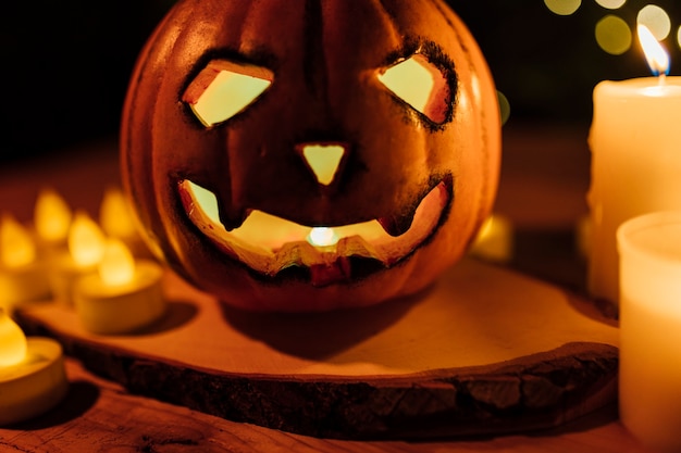 Halloween-Kürbis-Orange-Licht. Jack-O-Laterne Hintergrund mit Kerzen und Lichtern.