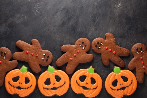 Halloween-Kürbis und Fledermausplätzchen.