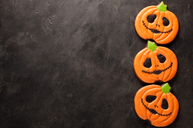 Foto halloween-kürbis und fledermausplätzchen.