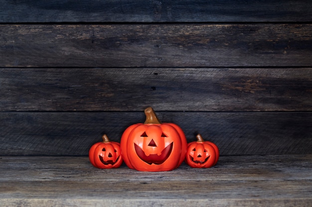 Halloween Kürbislaterne. Süßes oder Saures auf einem Holztisch