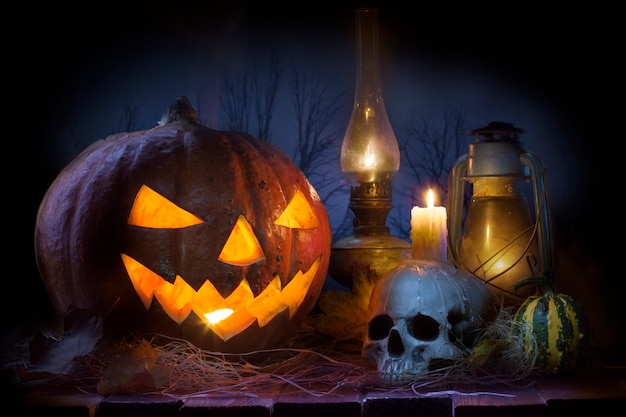 Halloween Kürbisse auf Holztisch
