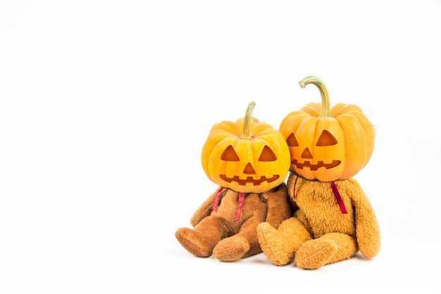 Halloween-Kürbisse auf weißem Hintergrund